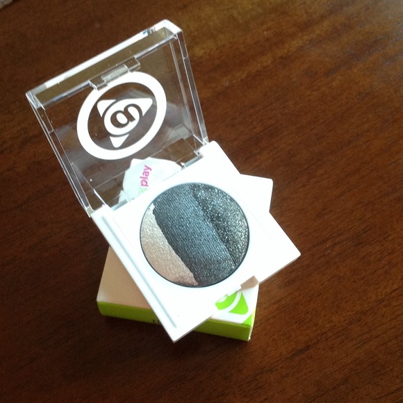 Eye shadow trio