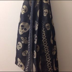 Claire's scarf in skull and xo print