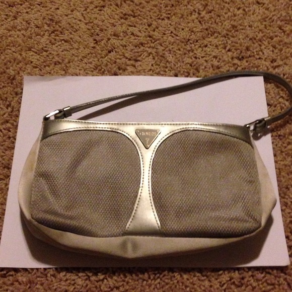 Guess purse - Picture 1 of 3