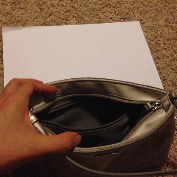 Guess purse - Picture 3 of 3