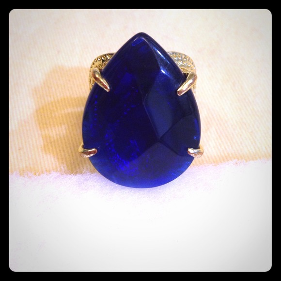 Blue stone fashion ring