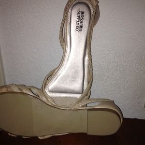 Flat strap shoe