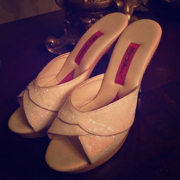 Betsy Johnson glitter heels cream SZ 6