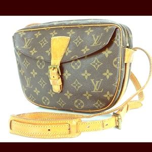 SoldAuthentic  Louis Vuitton jeune fille cross-bod