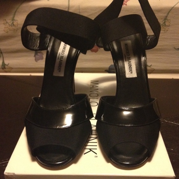 Manolo Blahnik 'Denzi' heels - Picture 2 of 4