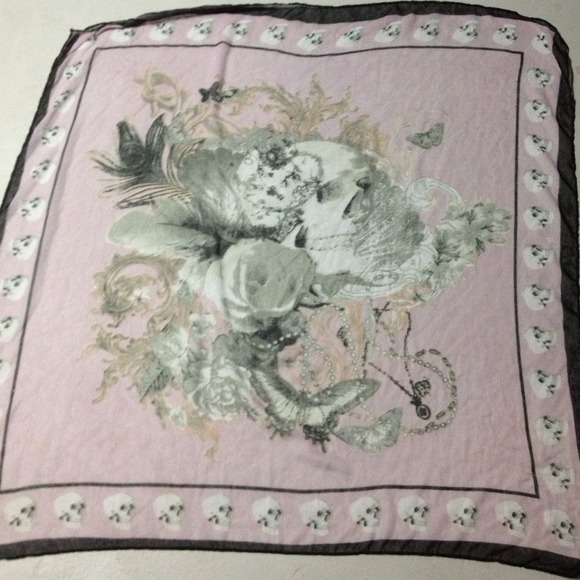 ๐Lightweight & Sheer SQUARE LILAC Scarf W/ ๐ - Picture 2 of 3