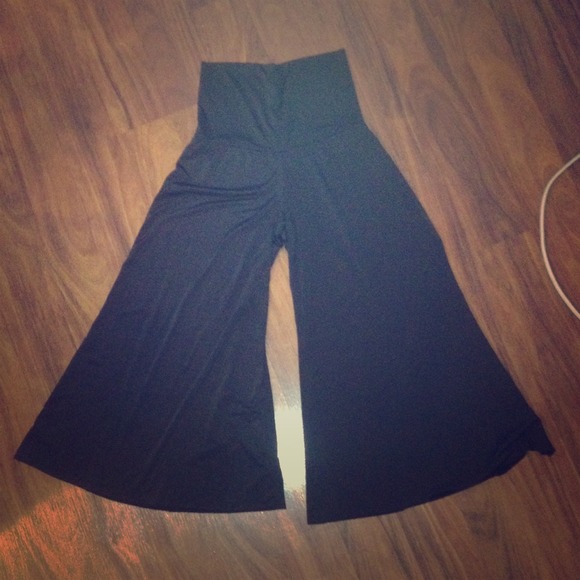Black polyester gaucho pants!!