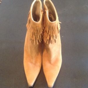 👣 Stuart Weitzman caramel suede fringe booties 👣