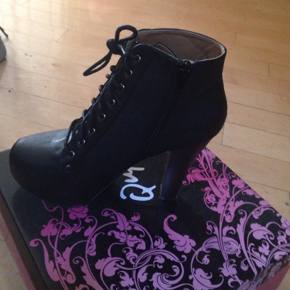 Size 7 black heels/boots - Picture 2 of 2