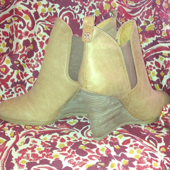 Cognac coach wedges-Brand New!