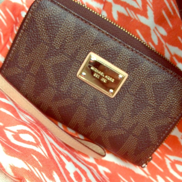 Michael Kors logo iPhone 4 case/ wristlet wallet