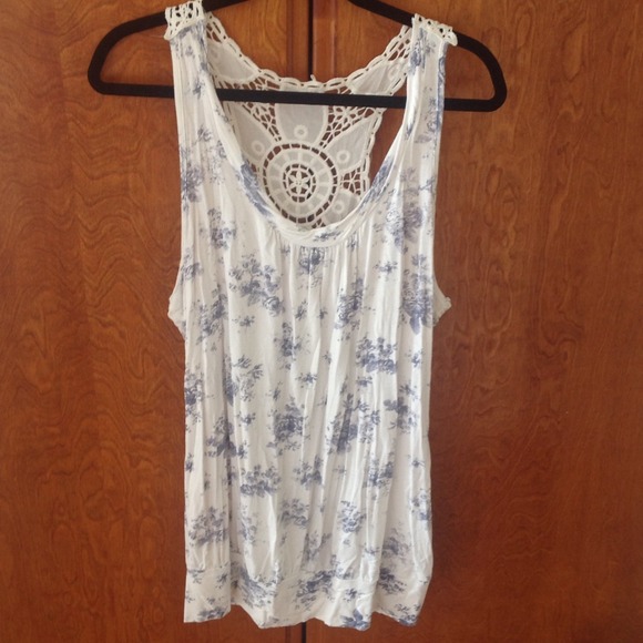 White/blue flower top with Crochet like back