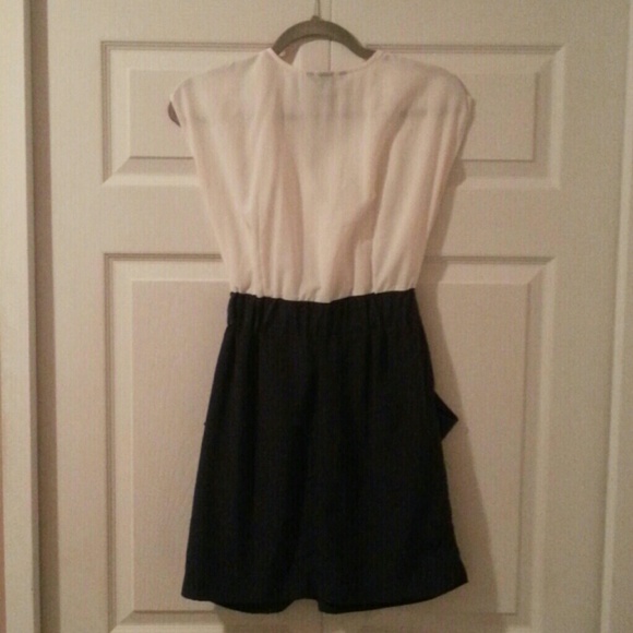 SOLD - H&M White/Navy Dress - Size 4 - Picture 2 of 4