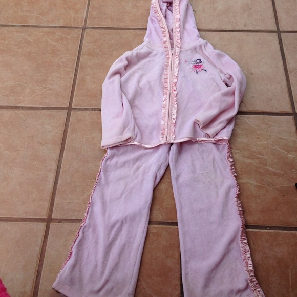 Little girl jogging suit or pj set 🌷