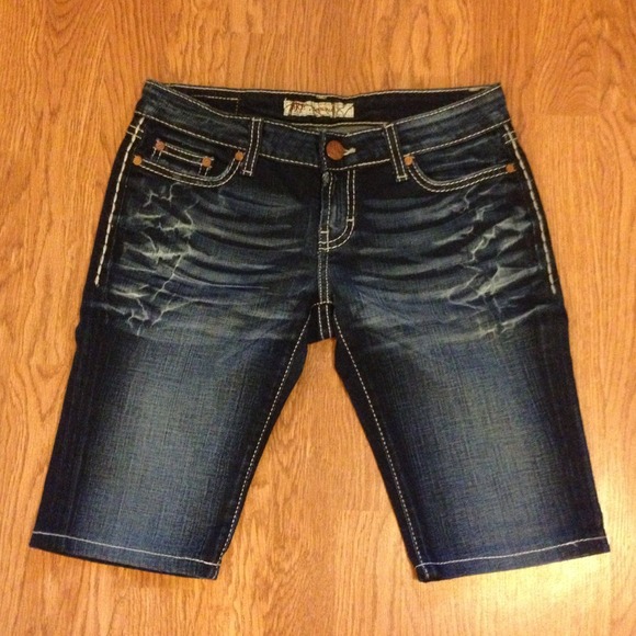 🚫SOLD🚫BKE Sabrina Bermuda short. Size 26