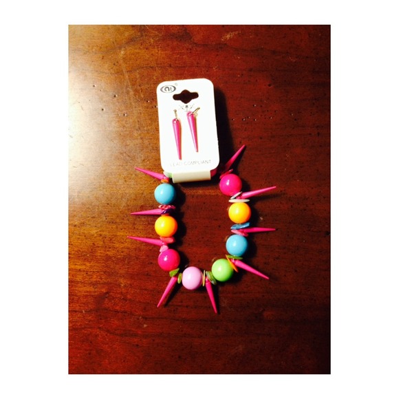 ✨Spring Bling Sale!✨ Earring and Bracelet Set. - Picture 1 of 1
