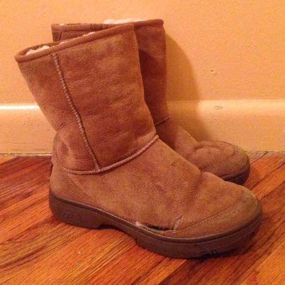 Used uggs boots - Picture 2 of 2