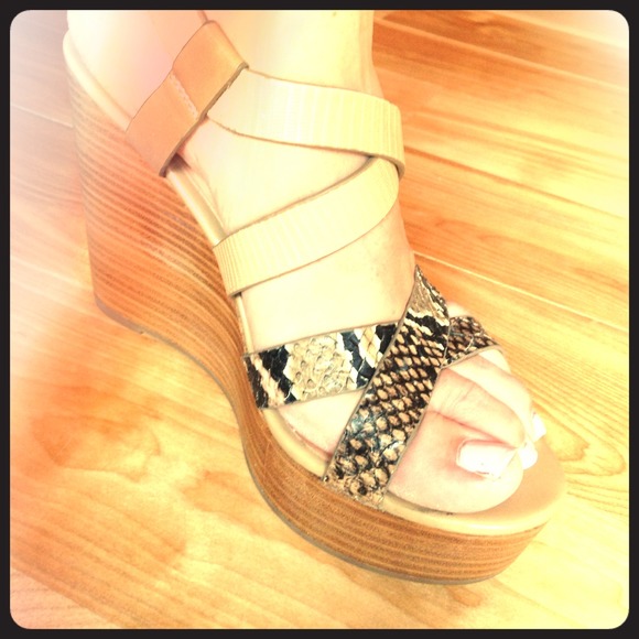 Aldo wedges size 39 but runs like a 38