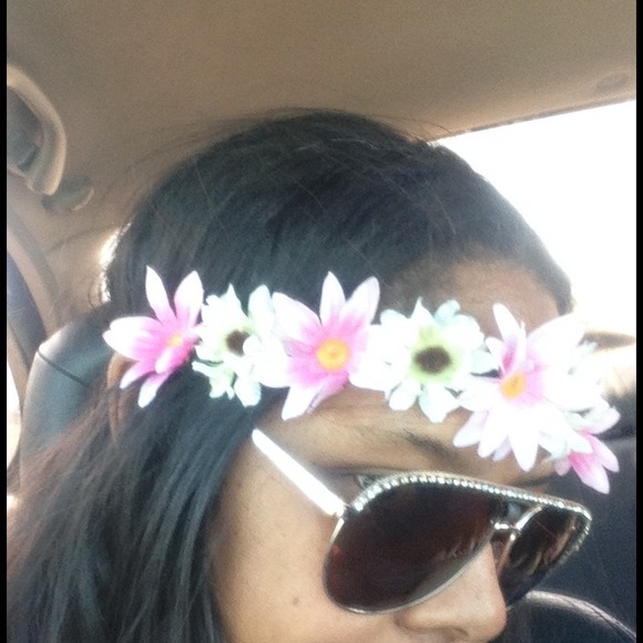 Pink and white hair halo flower lei headband. - Picture 2 of 4