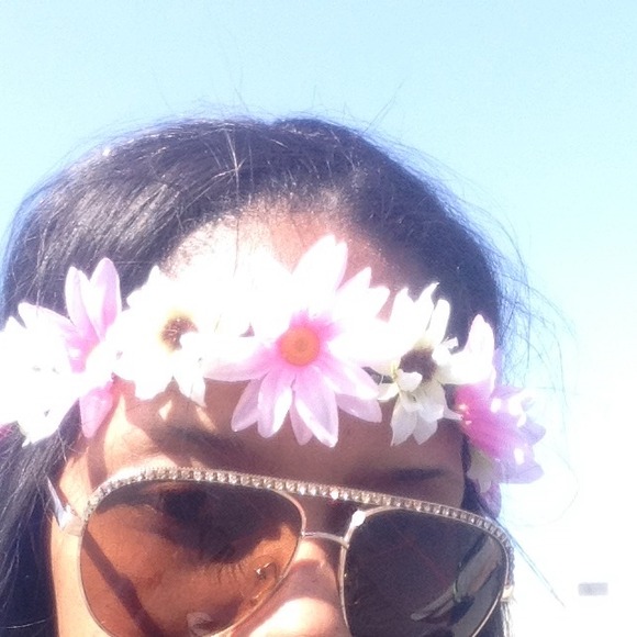 Pink and white hair halo flower lei headband. - Picture 3 of 4