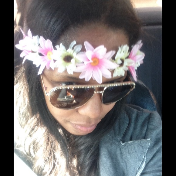 Pink and white hair halo flower lei headband. - Picture 4 of 4