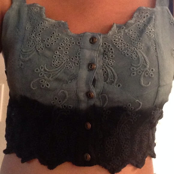 Lace crop top with buttons - Picture 2 of 2