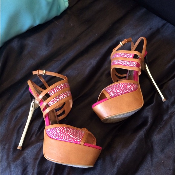 🌟REDUCED AGAIN🌟Magenta Bakers Catalina Heels