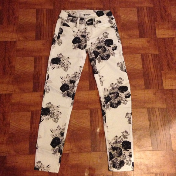 American Eagle Outfitters Denim - American Eagle Black and White floral skinny jeans