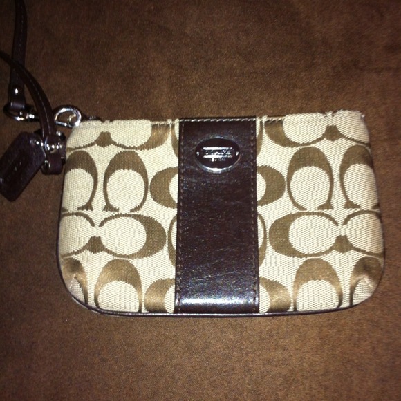 Authentic COACH classic wristlet