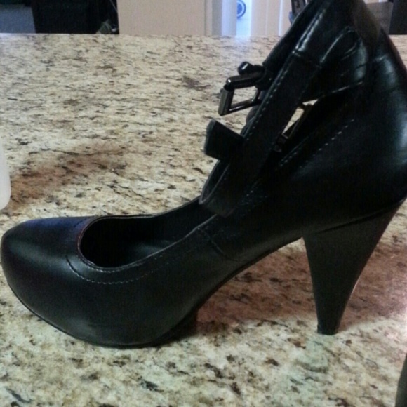 Shoe - Picture 3 of 3