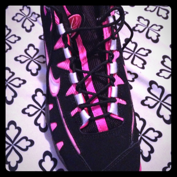 Pink nike tennis shoes .. Like new condition