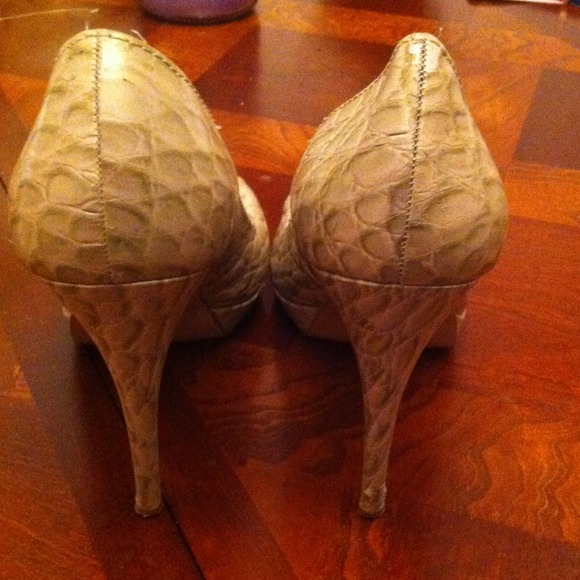 SOLD!!😍Champagne/Taupe alligator open toe heels - Picture 3 of 4