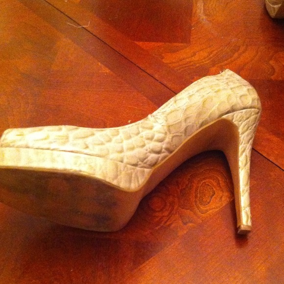 SOLD!!😍Champagne/Taupe alligator open toe heels - Picture 4 of 4