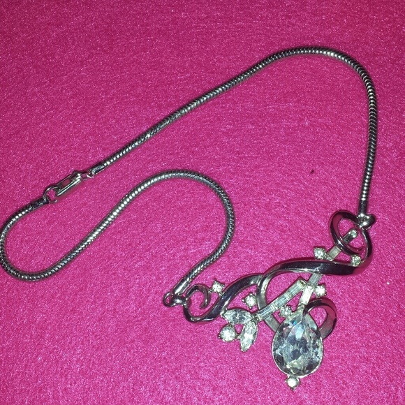 Vintage c.1960s TRIFARI neclace silvertone & gems - Picture 1 of 3