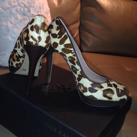 VINCE CAMUTO SPOTTED LEOPARD PUMPS!