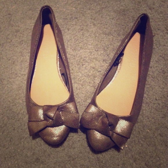 Shoes - Adorable pewter flats