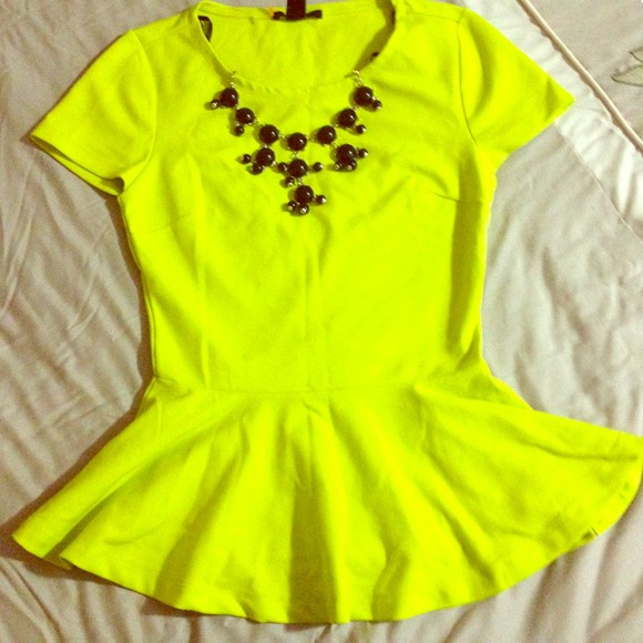🔵Traded🔵 Bright green top (S: small)