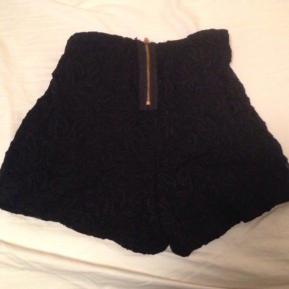 High waisted black lace shorts - Picture 2 of 3