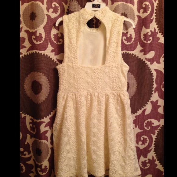 ✨SOLD IN BUNDLE✨Beautiful F21 lace dress - Picture 2 of 4