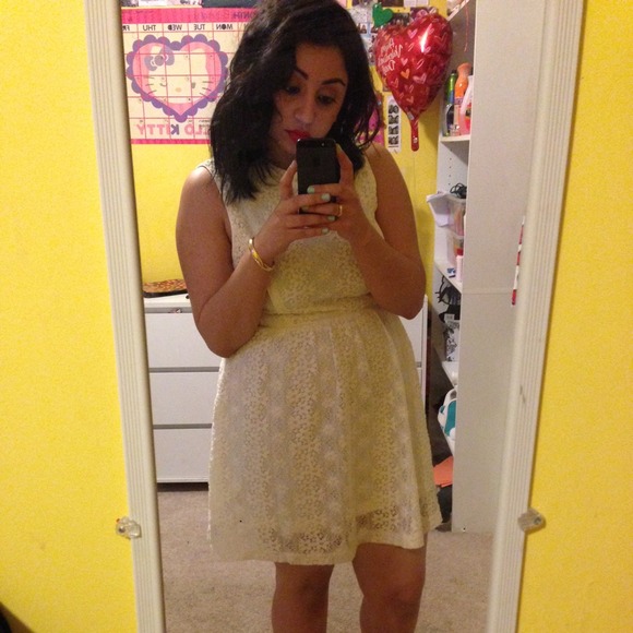 ✨SOLD IN BUNDLE✨Beautiful F21 lace dress - Picture 4 of 4