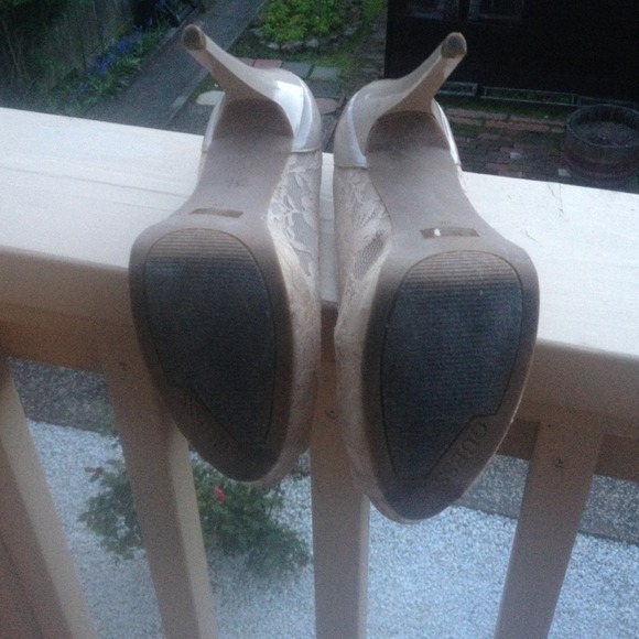 👠GUESS Cream Floral Lacey Peep Toe Heels! - Picture 3 of 4