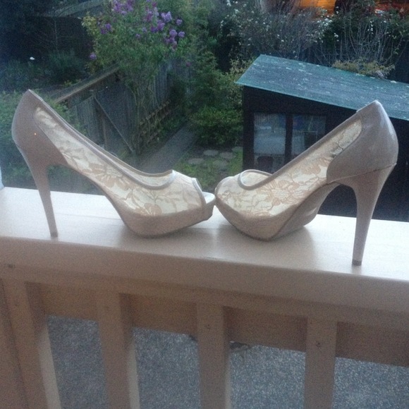 👠GUESS Cream Floral Lacey Peep Toe Heels! - Picture 4 of 4
