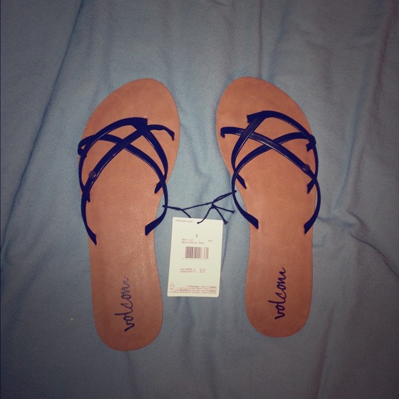 NWT Volcom flip flops