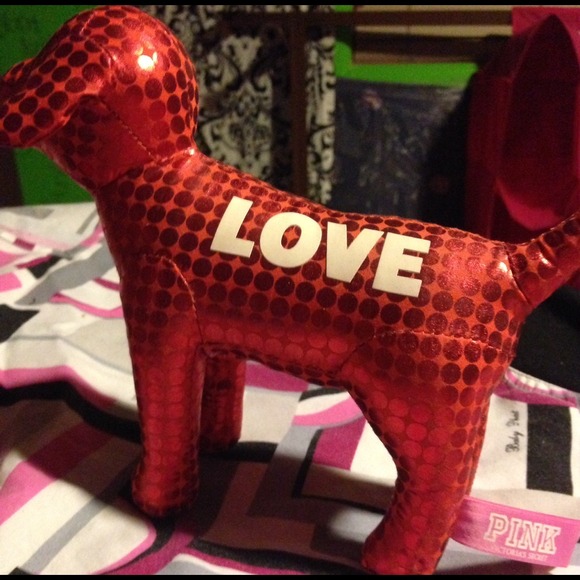 VICTORIAS SRCRET DOG