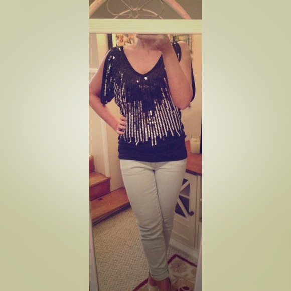 🚫Bundled🚫Fun sequin top🌟