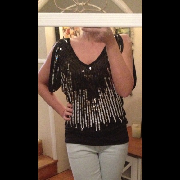 🚫Bundled🚫Fun sequin top🌟 - Picture 2 of 3