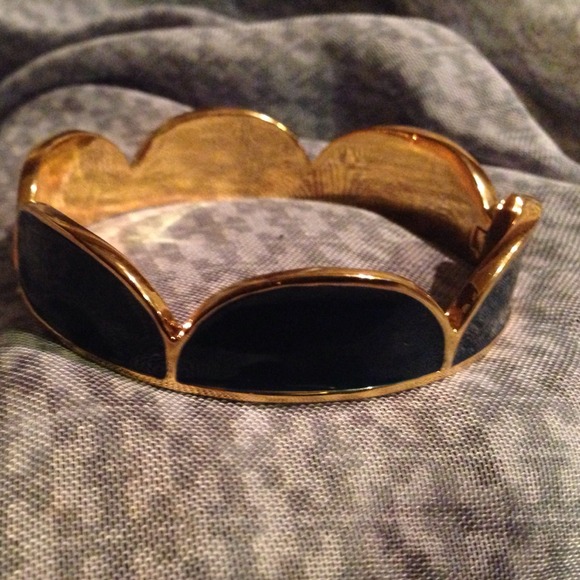 "SOLD" kate spade Scallop Bangle in Navy