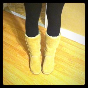 Light tan uggs