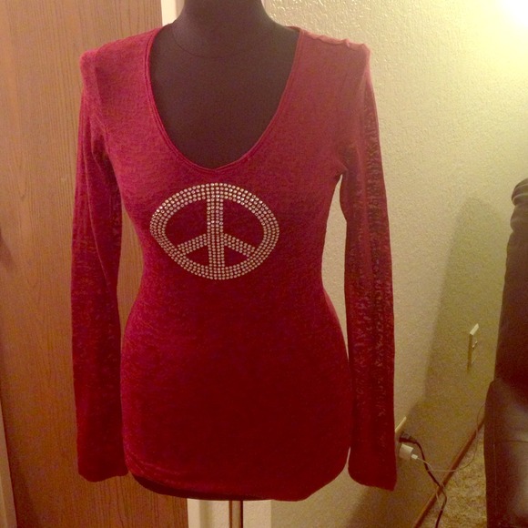 Tops - 🎉🎉🎉HP 10/18 Beautiful  peace shirt🎉🎉🎉