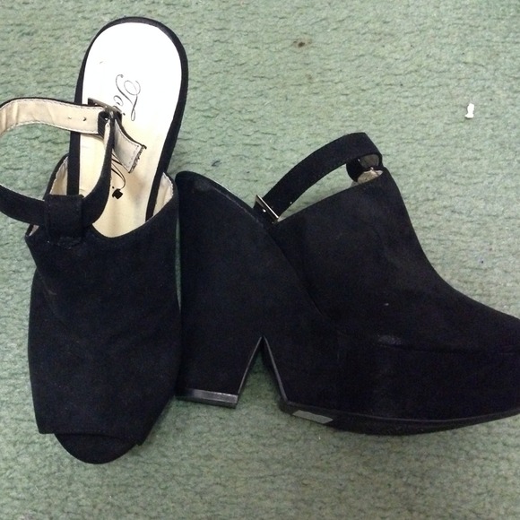 FOREVER21 WEDGE HEELS BRAND NEW